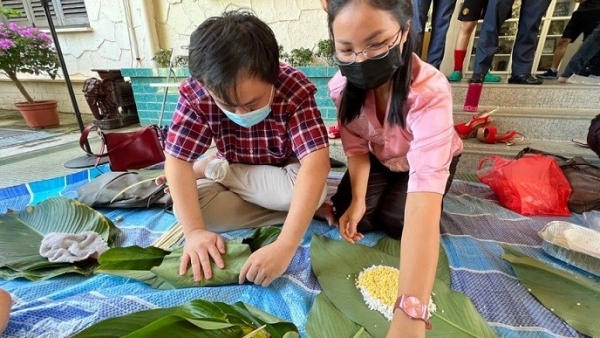 Người Việt tại Singapore thi gói bánh chưng mừng Xuân Nhâm Dần