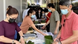 Người Việt tại Australia gói bánh chưng, gửi yêu thương về quê nhà