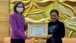 VUFO trao tặng Kỷ niệm chương 'Vì hòa bình, hữu nghị giữa các dân tộc' cho Đại sứ Canada tại Việt Nam