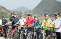 Đại sứ Mỹ đạp xe thăm Hà Giang