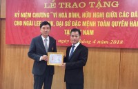 Tặng Kỷ niệm chương hữu nghị cho Đại sứ Hàn Quốc Lee Hyuk