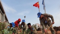 Chiến sĩ mũ nồi xanh Việt Nam trồng cây mừng sinh nhật Bác