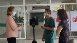 UNDP trao tặng Bệnh viện Nhiệt đới Trung ương Robot Ohmni giúp bảo vệ nhân viên y tế tuyến đầu