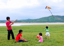 Gam màu nào cho bức tranh mùa hè của con trẻ?