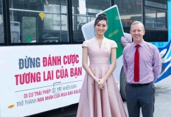 Hoa hậu Lương Thuỳ Linh cùng Đại sứ quán Anh tuyên truyền phòng, chống mua bán người