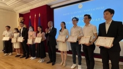 Trao giải thưởng cho sinh viên Việt Nam xuất sắc tại Pháp