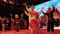 Hàng nghìn du khách và người dân Hội An cổ vũ nghệ sĩ Lào biểu diễn nghệ thuật
