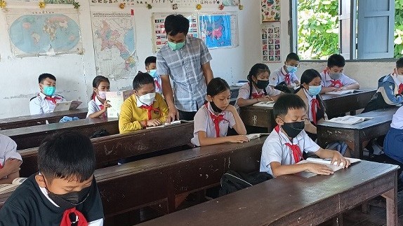 Thầy giáo trẻ vun đắp tình đoàn kết Việt Nam-Lào