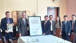 Đại sứ Pháp Warnery trao cho tỉnh Lâm Đồng tư liệu quý về dinh Cựu Hoàng Bảo Đại