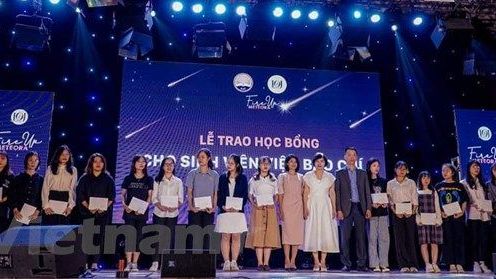 Ban dự án Ngày Quốc Tổ Việt Nam trao học bổng cho sinh viên miền Trung