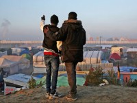 Calais: Người tị nạn chuyển đi, căng thẳng còn đó