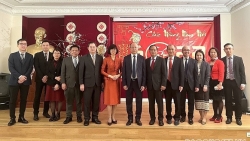 Đại sứ Lào tại Pháp đến thăm và chúc Tết Đại sứ quán Việt Nam