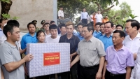 Thủ tướng thăm, tặng quà công nhân; kiểm tra thi công cây cầu huyết mạch tại Bắc Giang