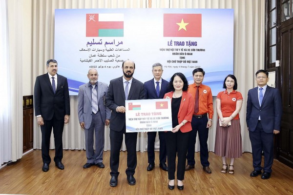 Vương quốc Oman trao tặng vật tư y tế cho Việt Nam