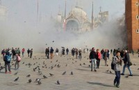 Italy: Bom khói gây hoảng loạn ở Venice