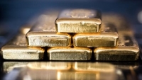 Giá vàng hôm nay 1/4: Giá vàng giằng co giữ đà tăng, ngân hàng Nga bán 1 tấn vàng cho ai, đầu tư SJC lãi hơn chứng khoán?
