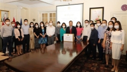 Cộng đồng người Việt tại Anh quyên góp ủng hộ phòng chống dịch Covid-19