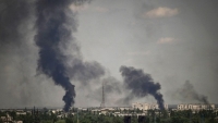 Xung đột Nga-Ukraine: Moscow pháo kích gây cháy nhà máy hóa chất tại Sievierodonetsk, Canada mua vũ khí từ Mỹ cung cấp thêm cho Kiev