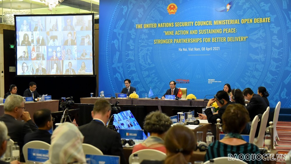 Underscoring the long-term consequences of conflicts on the people’s lives, in particular the issue of explosive remnants of war (ERW). (Photo: Tuan Anh) Underscoring the long-term consequences of conflicts on the people’s lives, in particular the issue of explosive remnants of war (ERW). (Photo: Tuan Anh)