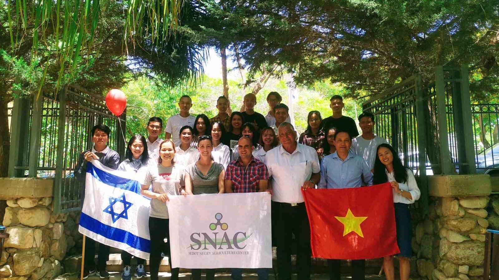 Đại sứ quán Việt Nam tại Israel thăm sinh viên gần Dải Gaza