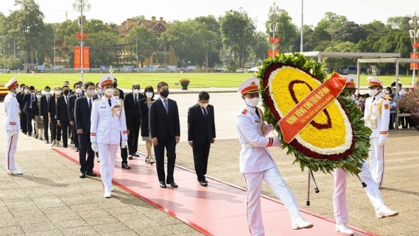 Nghi lễ đặt vòng hoa tại Đài tưởng niệm các anh hùng liệt sĩ và vào Lăng viếng Chủ tịch Hồ Chí Minh
