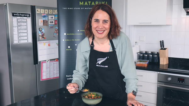 Đại sứ New Zealand Tredene Dobson trổ tài nấu ăn nhân ngày Matariki