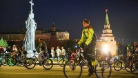 Phố lên đèn, người Nga 'lên đồ' dự lễ hội xe đạp đêm ở thủ đô Moscow