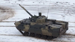 Xe thiết giáp Nga nã nhầm hỏa lực vào trung tâm thương mại