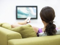 Xem tivi có liên quan tới đau vùng thắt lưng ở nữ giới