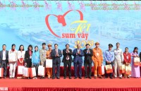 Thủ tướng trao quà Tết cho công nhân nghèo tại Hải Phòng