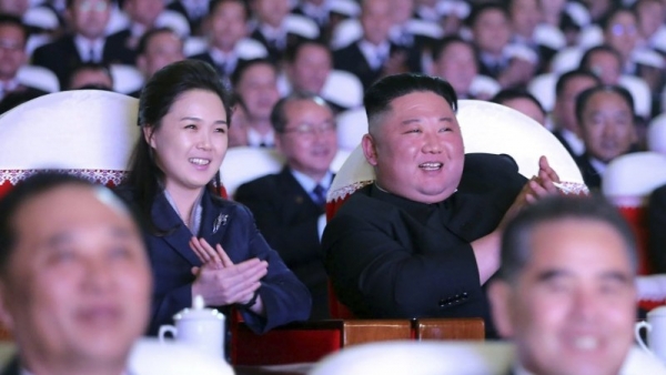 Ảnh ấn tượng tuần (15-21/2): Sòng bạc mang tên ông Trump bị phá hủy, phu nhân nhà lãnh đạo Triều Tiên tái xuất và biểu tình ở Myanmar