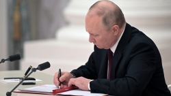 Ảnh ấn tượng tuần (21-27/2): Sắc lệnh lịch sử của Tổng thống Putin, xung đột Nga-Ukraine nóng rẫy, nước mắt, tên lửa, ‘cưới chạy’ ở Kiev