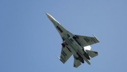Tiêm kích Su-27 của Nga bay kèm do thám RC-135 Mỹ trên Biển Đen