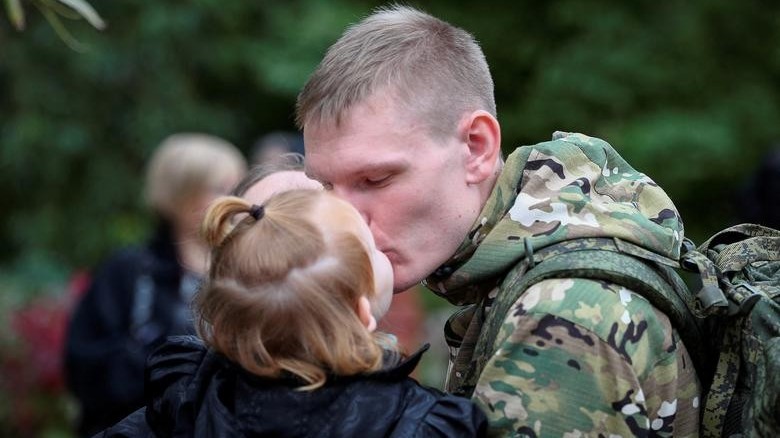 Ảnh ấn tượng tuần (26/9-2/10): Xung đột Nga-Ukraine, ‘sôi sục’ việc sáp nhập 4 vùng lãnh thổ và lệnh tổng động viên quân đội; Nord Stream bị phá hoại?