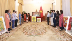 Thứ trưởng Ngoại giao Đặng Minh Khôi tiếp nhận tranh tặng các Đại sứ quán