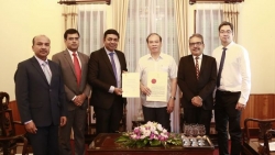 Lãnh đạo Cục Lãnh sự trao Giấy chấp nhận Tổng Lãnh sự Ấn Độ tại TP. Hồ Chí Minh