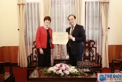 Cục trưởng Cục Lãnh sự trao Giấy chấp nhận lãnh sự cho Tổng Lãnh sự Anh tại TP. Hồ Chí Minh