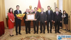 Thứ trưởng Ngoại giao Lê Hoài Trung trao Huân chương Hữu nghị cho Ngài Iijima Isao
