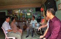Sứ quán Việt Nam ở Campuchia chúc tết, tặng quà gia đình chính sách