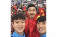 Tuyển thủ U23 Việt Nam live stream, khoe ảnh chụp với fans từ trên xe bus