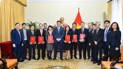 Thứ trưởng Ngoại giao Phạm Quang Hiệu trao quyết định bổ nhiệm cán bộ cấp Vụ