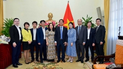Trao Kỷ niệm chương và Bằng khen của Bộ trưởng Ngoại giao cho các cá nhân và tập thể