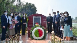 Đặt hoa tưởng niệm các nhà báo Algeria, Việt Nam và phi hành đoàn hy sinh năm 1974