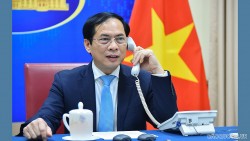 Bộ trưởng Bùi Thanh Sơn điện đàm với Bộ trưởng Ngoại giao Nga và Ukraine trao đổi về tình hình xung đột tại Ukraine