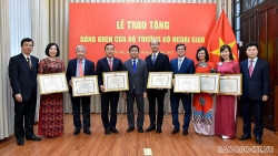 Thứ trưởng Ngoại giao Nguyễn Minh Vũ trao tặng Bằng khen của Bộ trưởng Ngoại giao cho các tập thể và cá nhân
