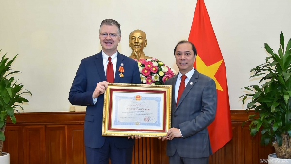Trao Huân chương hữu nghị cho Đại sứ Hoa Kỳ Daniel Kritenbrink