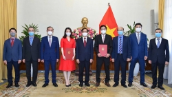 Bộ trưởng Ngoại giao Bùi Thanh Sơn trao quyết định điều động Vụ trưởng và bổ nhiệm Tổng Lãnh sự