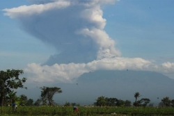 Núi lửa Merapi từng làm 353 người thiệt mạng, lại phun trào tro bụi cao 6km