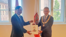 Tổng Lãnh sự Lê Quang Long chào xã giao Thị trưởng Frankfurt Peter Feldmann