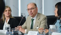 Thứ trưởng Ngoại giao Thụy Điển Robert Rydberg tọa đàm với cán bộ nghiên cứu và sinh viên Học viện Ngoại giao